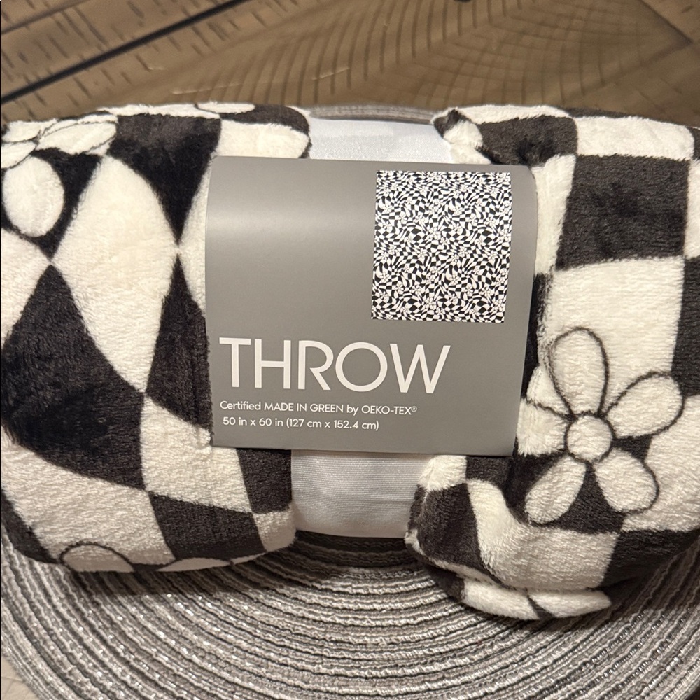 Cozy Black and White Throw Blanket 50x60 nwt